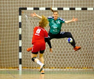 Handball: BSV Sachsen bezwingt Mainz - Die Zwickauer Torhüterin Juliane Klimiuk pariert einen Wurf von Romana Gerisch (Mainz).