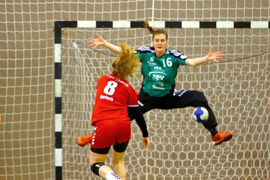 Handball: BSV Sachsen bezwingt Mainz - Die Zwickauer Torhüterin Juliane Klimiuk pariert einen Wurf von Romana Gerisch (Mainz).