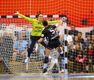 Handball: BSV Sachsen Zwickau liefert Thüringer HC im Derby großen Kampf - Natasa Corovic (Zwickau) überwindet Torhüterin Nicole Roth (THC) per Siebenmeter.