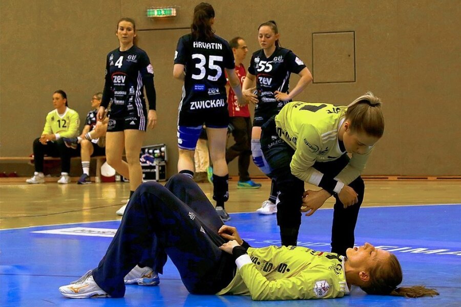 Handball-Bundesliga: BSV Sachsen Zwickau bleibt am Boden - BSV-Torhüterin Nele Kurzke sank nach der Schlusssirene enttäuscht zu Boden. Kurz zuvor musste sie ein bitteres Gegentor schlucken. 