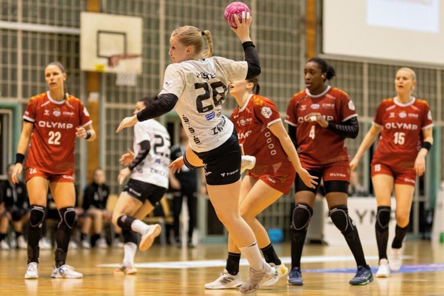Handball-Bundesliga: BSV Sachsen Zwickau versteckt sich nicht - So unbedrängt wie hier Kreisläuferin Alisa Pester waren die Zwickauerinnen vor dem Bietigheimer Tor nur selten. 