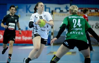 Handball-Bundesliga: Starke Zwickauerinnen siegen und retten sich in die Relegation - Diana Dögg Magnusdottir für den BSV Sachsen Zwickau am Ball.