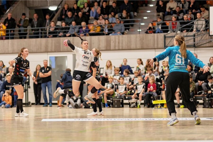 Handball-Bundesliga wählt diese Zwickauerin zur "Spielerin der Woche" - Auf Simona Madzovska (links) war in Waiblingen Verlass: Neun ihrer zehn Würfe landeten im Kasten von Torhüterin Celina Meißner. 