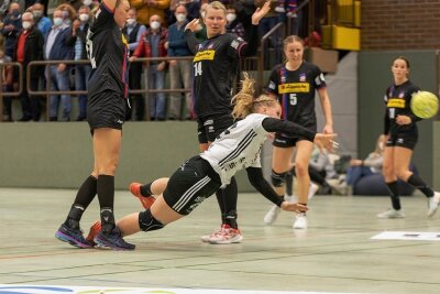 Handball-Bundesliga: Zwickau fehlt es an "kleinen Momenten" - Kreisläuferin Alisa Pester erzielt eines ihrer fünf Tore von Blomberg. Sie war damit erfolgreichste Werferin des BSV, bei dem diesmal die Trefferquote von beiden Außenpositionen zu wünschen übrig ließ. 