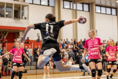 Handball-Bundesliga: Zwickaus Top-Torschützin verlässt den BSV Sachsen zum Saisonende - Ema Hrvatin – hier im Wurf gegen Metzingen – hat in der aktuellen Saison bisher genau 100-mal für Zwickau eingenetzt.