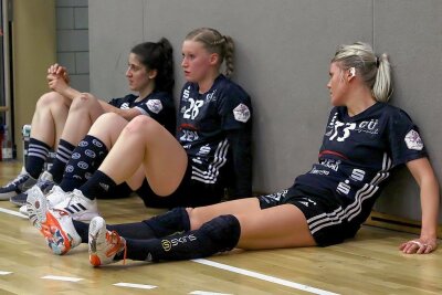 Handball-Bundesliga: Zwickaus zermürbender Abstiegskampf - Nach der knappen Niederlage steht Ema Hrvatin, Alisa Pester und Pia Adams (von links) die Enttäuschung ins Gesicht geschrieben. 