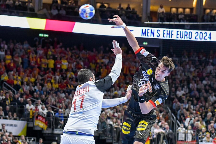 Handball-EM: Das ist das Geheimnis der deutschen Nationalmannschaft - Julian Köster (re.) und seine Mannschaft haben zum Höhenflug angesetzt, die Euphorie ist ihr Aufwind.