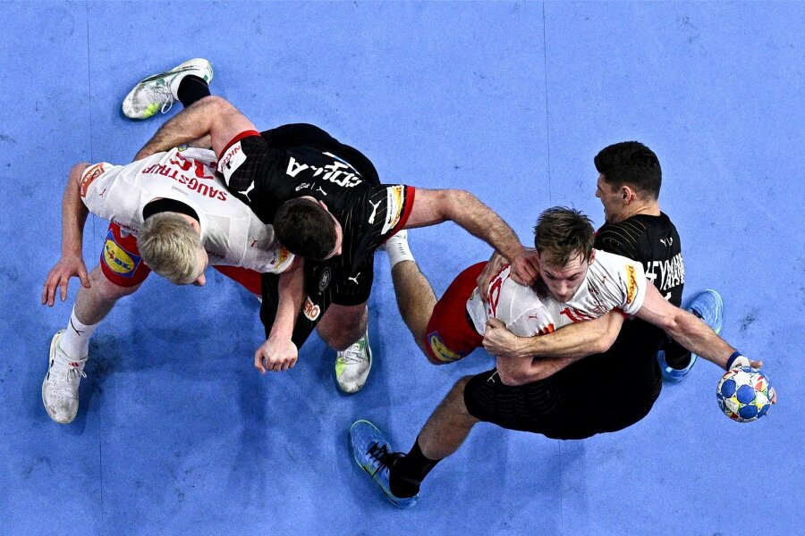 Handball-EM: Deutschland liefert harten Kampf - unterliegt aber knapp im Halbfinale - Es war ein unglaublicher, ein leidenschaftlicher Abwehrkampf, den Deutschlands Handballer (schwarz) dem Weltmeister lieferten.