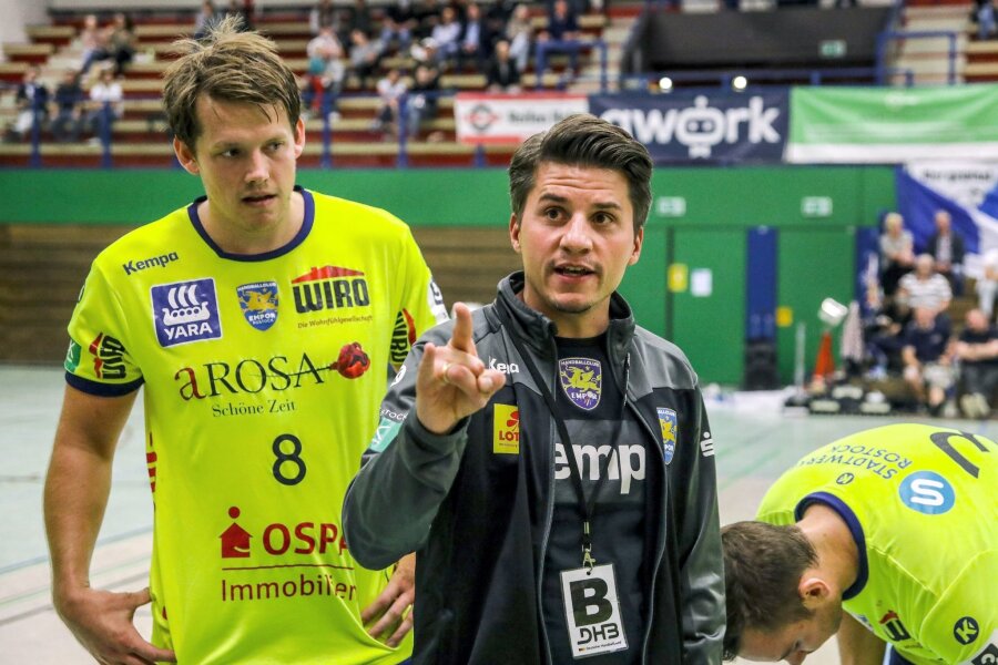 Handball: Halle trennt sich von Trainer Wiechers - Der Rostocker Trainer Till Wiechers (M)  spricht zu seinen Spielern.