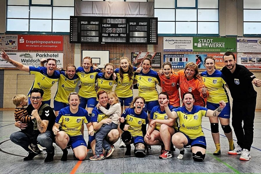 Handball: Heimsieg beschert Annabergerinnen Tabellenführung - Sie freuen sich zurecht: Mit dem 25:23-Sieg über Weißenborn II übernahmen die Annaberger Handballerinnen die Tabellenführung.