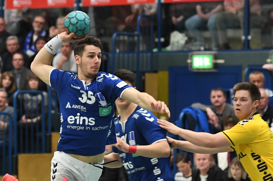 Handball: Klarer Heimsieg für EHV Aue - Der Auer Spieler Sebastian Paraschiv setzt zum Wurf an.
