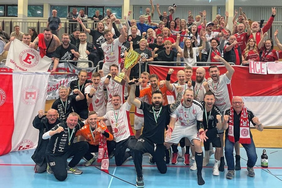 Handball-Krimi: Einheit Plauen gewinnt Sachsenpokal im Siebenmeterwerfen - Nach dem Sieg im Siebenmeterwerfen kannte der Jubel keine Grenzen mehr. Mit 27 Siegen in 27 Spielen ist der HC Einheit Plauen damit Sachsenmeister und Landespokalsieger. 