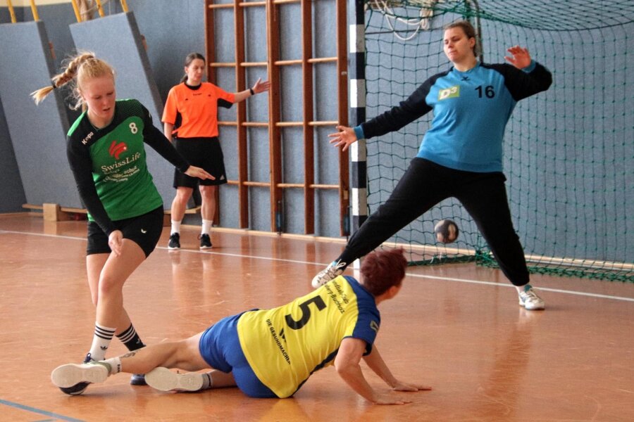 Handball: Licht und Schatten für Annaberger Teams - Dana Schwarz (am Boden) erzielt in dieser Szene eines ihrer vier Tore. Sie und die Annabergerinnen siegten bei Raschau-Beierfeld II.
