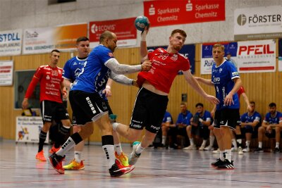 Handball-Oberliga: HC Glauchau/Meerane zum Punkten verpflichtet - Tim Esche (am Ball) und seine Teamkollegen vom HC Glauchau/Meerane sind am Samstag in Hermsdorf gefordert.