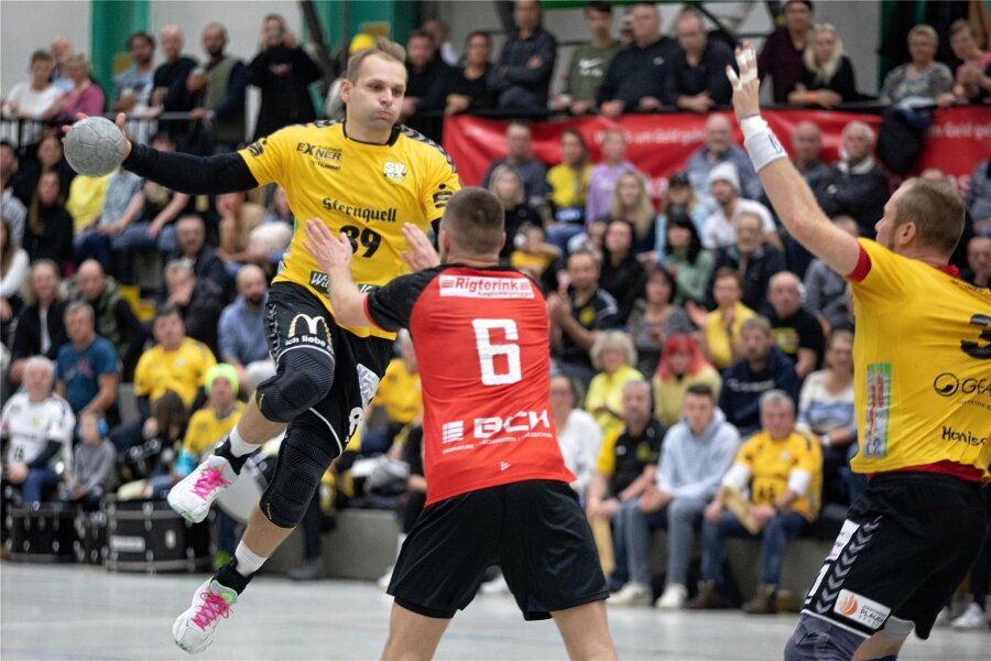 Handball, Oberliga: Oberlosa feiert Sprung an die Spitze - Oberlosa (am Ball Ivan Kucharik) feierte einen 40:18-Sieg.