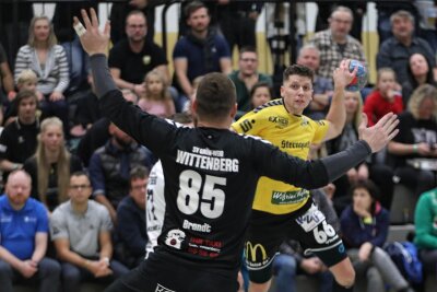 Handball-Oberliga: Oberlosa kürt sich zum Hinrundenmeister - Oberlosas Miroslav Nedoma nimmt Maß. Viermal netzte er beim 33:21-Heimerfolg gegen Wittenberg-Piesteritz ein.
