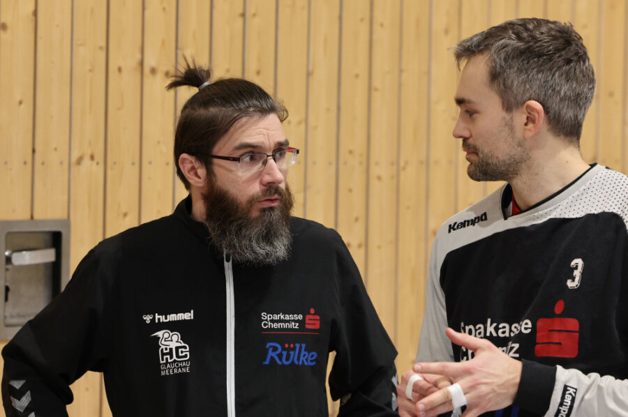 Handball-Oberligist Glauchau/Meerane macht Ex-Spielmacher zum Trainer - Trainer Oliver Pflug (links) setzt im Abstiegskampf auf die Unterstützung von Routinier Markus Elschker. 