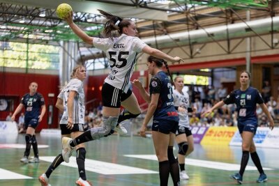 Handball: Rote Laterne hängt weiter in Zwickau - Die Zwickauerin Rebeka Ertl springt in den Kreis.