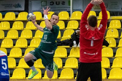 Handball: Zweite Mannschaft der HSG Freiberg lässt nichts anbrennen - Yannik Tischendorf (l.) war im Spiel gegen den HC Glauchau/Meerane II mit neun Treffern der beste Torschütze der HSG Freiberg II.