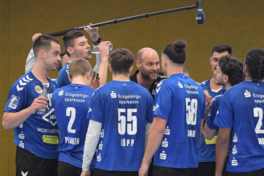 Handball-Zweitligist EHV Aue verliert trotz couragierter Leistung und hat jetzt ein "sauwichtiges Spiel" vor der Brust - EHV-Trainer Olafur Stefansson gibt bei einer Auszeit taktische Anweisungen und motiviert sein Team.