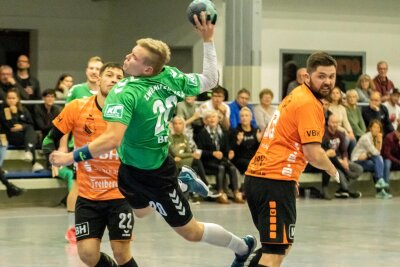 Handball: Zwönitzer empfangen Hoyerswerda - Neunmal versenkte Max Briest beim 34:31-Heimsieg im vergangenen Herbst den Ball im Hoyerswerdaer Tor. Auf ihn wird es auch an diesem Samstag wieder ankommen.