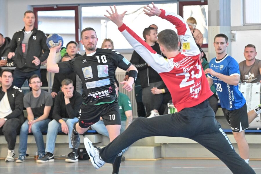 Handball: Zwönitzer greifen in der Sachsenliga nach dem letzten Strohhalm - Christian Becher (l.), hier in der Partie gegen den ZHC Grubenlampe, und die Zwönitzer Handballer sind in Cunewalde gefordert.