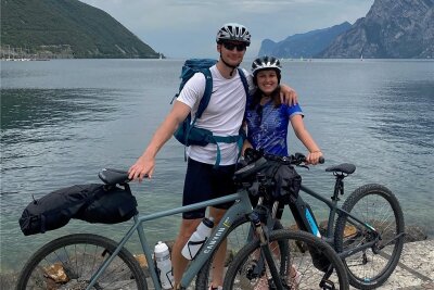 Handballer aus Glauchau nutzt Corona-Pause für Radtour über die Alpen - Sebastian Poppitz und Katharina Ernst am Gardasee. 