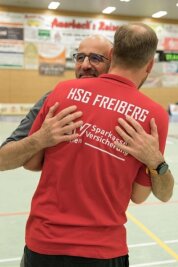 Handballer der HSG Freiberg fahren mit Rückenwind nach Köthen - Erleichtert und glücklich: Stefan Lange (l.) und Co-Trainer Alexander Matschos liegen sich nach dem Sieg gegen Apolda in den Armen.