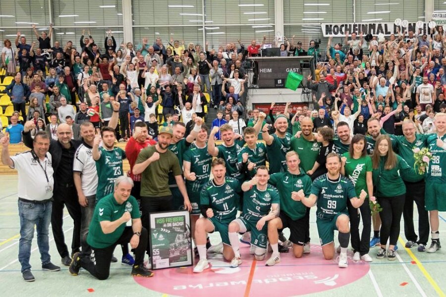 Handballer der HSG Freiberg verabschieden sich mit Sieg aus der Oberliga-Saison - Das ganze Team der HSG Freiberg feiert zusammen mit den Fans den Saisonabschluss in der Ernst-Grube-Halle. 