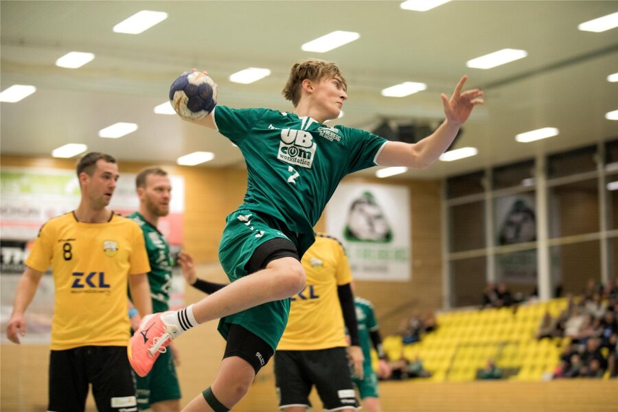 Handballer der HSG-Reserve machen ihr Meisterstück - Überzeugender Auftritt: Der junge Fritz Seiffert war im Spitzenspiel gegen den SV Plauen-Oberlosa II einer der Matchwinner bei der HSG II. Der 17-jährige Rechtsaußen trug sich beim Sieg gegen den bislang ungeschlagenen Primus sechsmal in die Torschützenliste ein.