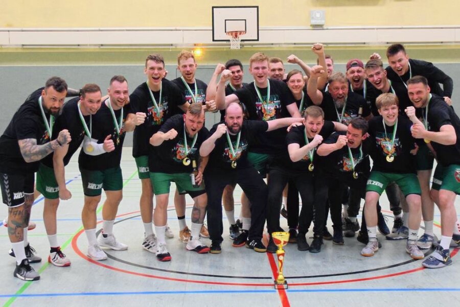 Handballer des BSV Limbach-Oberfrohna rauschen mit Vollgas zum Titel - Jubel über den Bezirksmeistertitel beim BSV Limbach-Oberfrohna. In 22 Saisonspielen holte die Mannschaft 22 Siege.