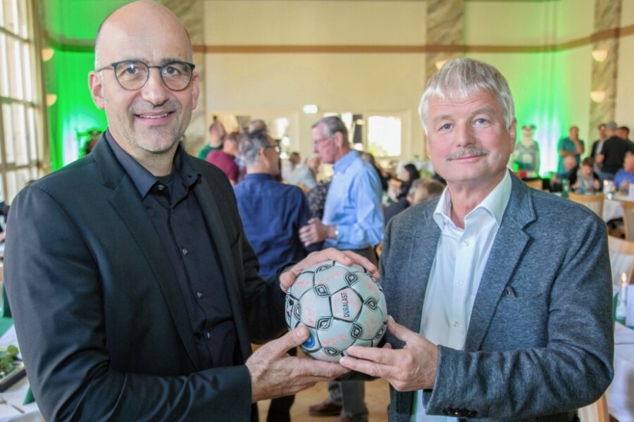 Handballer in Feierlaune - Zur Festveranstaltung der HSG Freiberg im Brauhof gab es natürlich Geschenke. LSTW-Geschäftsführer Volker Walter überreichte HSG-Manager Stefan Lange (l.) einen ganz besonderen Ball. 
