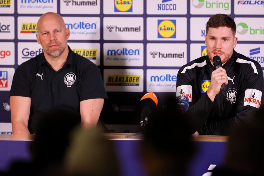 Handballer starten Olympia-Casting gegen Schweden - Axel Kromer (l) und Kapitän Johannes Golla sitzen während einer Pressekonferenz auf dem Podium.