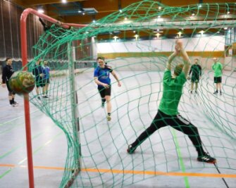 Handballer suchen ihren Weg zu alter Form - Es schlägt wieder ein: Massimo Hertel lässt Torwart Patrick Wappler die Bälle beim Handballtraining um die Ohren fliegen.