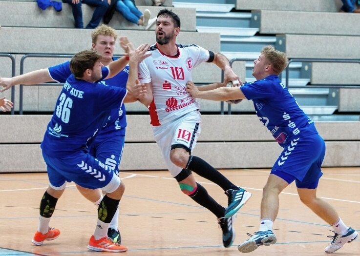 Handballfest mit klarem Sieger - Einheits Petr Linhart (hier am Ball im Spiel gegen Aue) war in Hoyerswerda mit 16 Treffern überragender Akteur. 