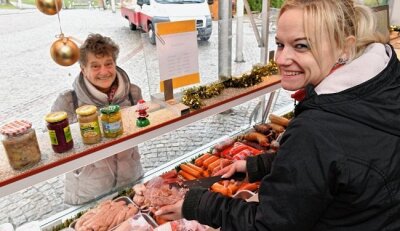 Handel - Lisa Neef bietet Fleisch- und Wurstwaren an. 