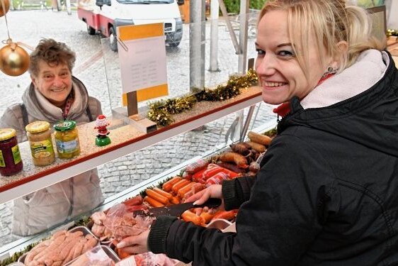 Handel - Lisa Neef bietet Fleisch- und Wurstwaren an. 