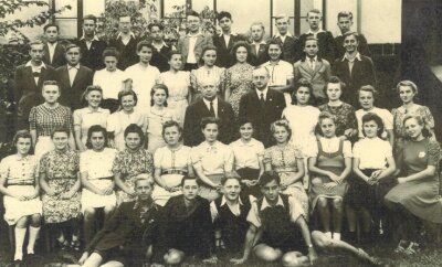 40 Mädchen und Jungen der Handelsschule, die 1944 die Einrichtung verlassen haben