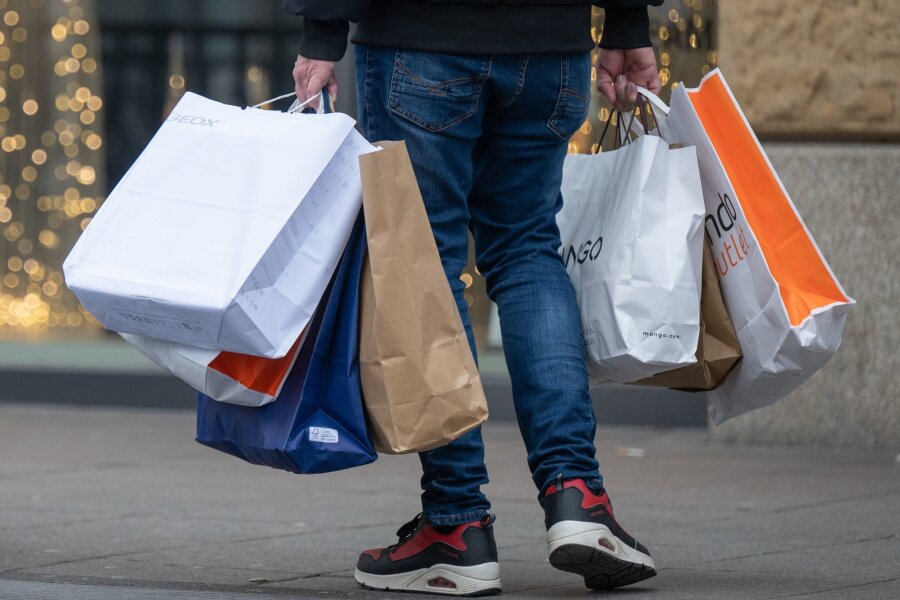 Handelsverband: Konsumstimmung bessert sich - Volle Einkaufstüten in der Frankfurter Innenstadt.