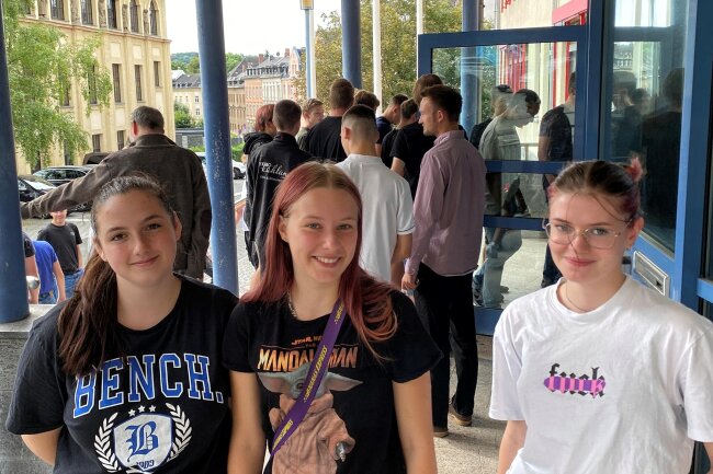 „Handwerk lohnt sich“: Mehr Lehrlinge an der Reichenbacher Berufsschule - Starten in der klassisch männlich geprägten Kältetechniker-Ausbildung durch: Amy Mertner aus Halle, Lea Cécile Drewniok aus Bernau und Johanna Krause aus Dresden (von links).