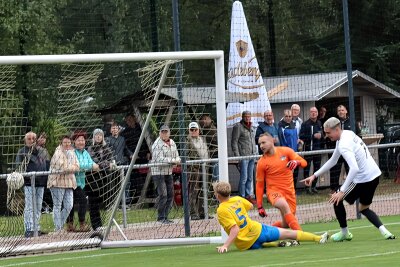 Handwerk Rabenstein siegt im Topspiel der Fußball-Landesliga gegen Taucha - Das Tor des Tages in Rabenstein: Simon Noah Roscher drückt den Ball aus Nahdistanz über die Linie.