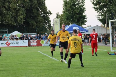 Handwerk Rabenstein startet mit Sieg vor Rekordkulisse in die neue Saison - Jubel auf dem Platz und bei den Zuschauern: Der eingewechselte Johannes Hopfe traf zum 2:0 für Rabenstein gegen Lößnitz. 