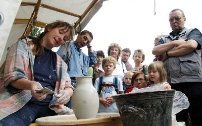 Handwerker bieten Waren auf der Burg feil - 
              <p class="artikelinhalt">Jacqueline Naß von der gleichnamigen Keramik Schmiede aus Borna zeigte an der Töpferscheibe ihr Können. Aufmerksam verfolgen die Besucher jeden ihrer Handgriffe.</p>
            