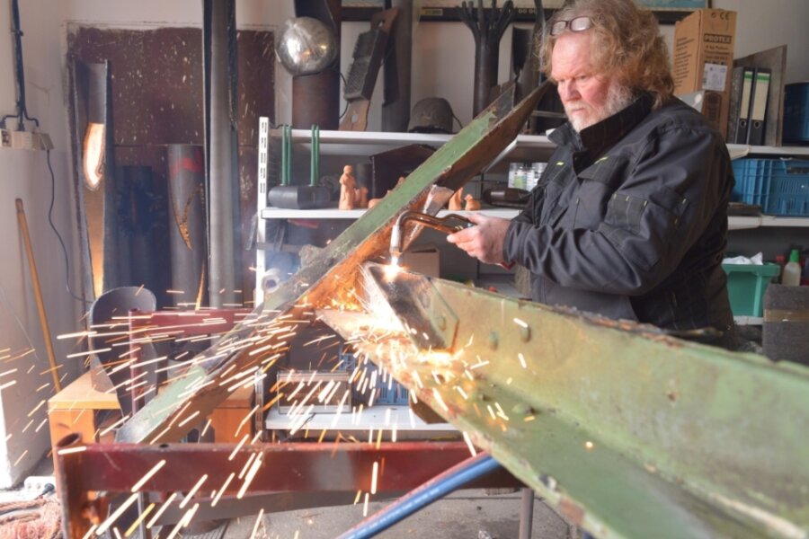 Handwerker bitten herein - Metallbildner Hans Werner Gassmann aus Niederbobritzsch öffnet seine Werkstatt für Gäste. 