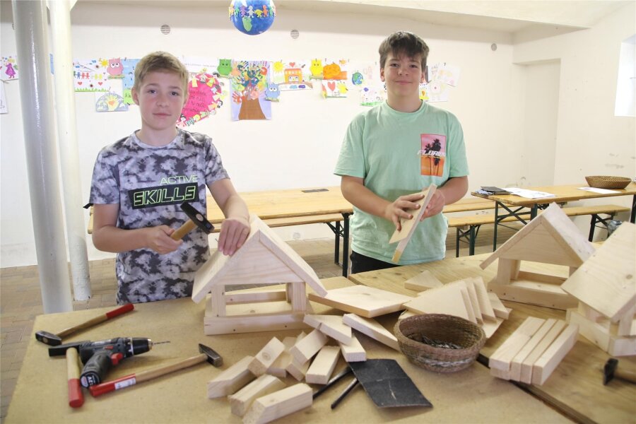 Handwerker-Nachwuchs im Dorfmuseum Gahlenz: Kinder bauen Futterhäuschen für Vögel - Jaroslav Kotsiuba und Johannes Hübler v.l. bauten sich eigene Vogelfutterhäuschen