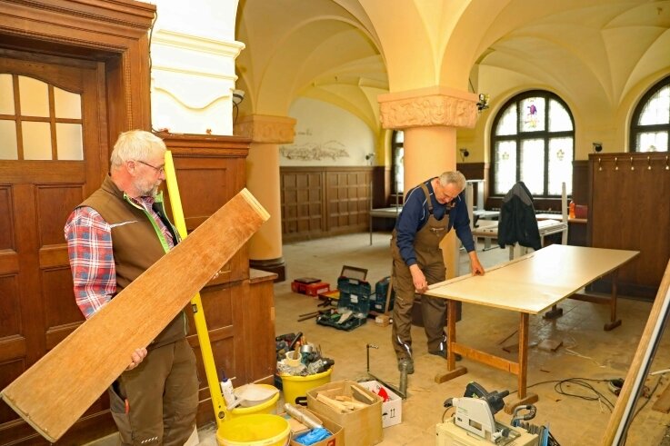 Michael Schmidt (links) und Dieter Schreiter von der Werdauer Tischlerei Fritzsche beim Umbau des Ratskellers in ein Büroraum. 