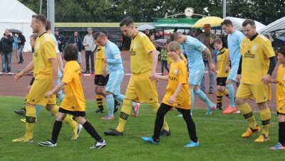 Handwerks großes Ziel: Derby gegen den Chemnitzer FC - Ende Juni 2014 standen sich Handwerk Rabenstein (gelb) und der Chemnitzer FC letztmals gegenüber. Der heutige Rabensteiner Trainer Ringo Delling (links) war damals noch als Spieler dabei. 