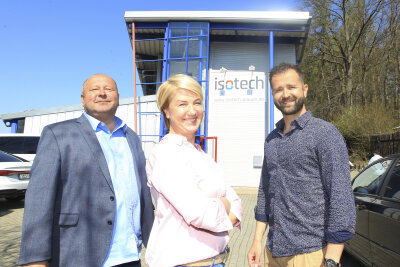Handwerks-Innovationspreis 2019 für einen "Brühwürfel" aus dem Vogtland -  Klaus, Steffi und Christoph Büttner (von links) stehen hier stellvertretend für die Preisträger-Mannschaft der Plauener Firma Isotech.