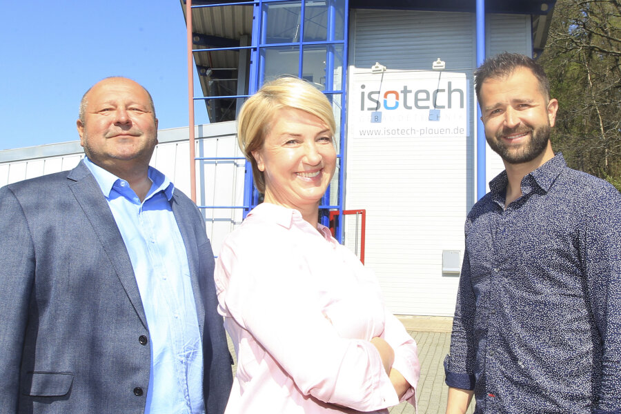Handwerks-Innovationspreis 2019 für einen "Brühwürfel" aus dem Vogtland -  Klaus, Steffi und Christoph Büttner (von links) stehen hier stellvertretend für die Preisträger-Mannschaft der Plauener Firma Isotech.