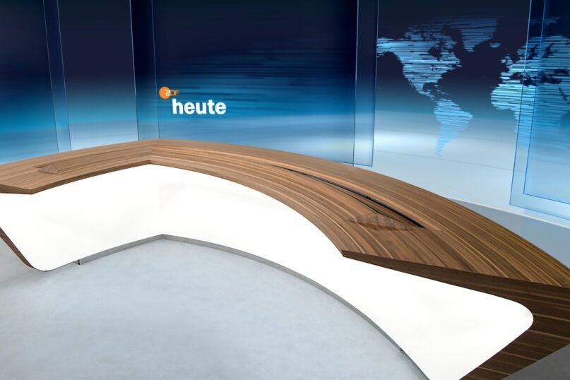 Handwerkskunst für die ZDF-Nachrichten - Der neue Moderatorentisch der ZDF-Heute-Nachrichten wurde von der Firma Seiwo mit Standorten in Scharfenstein und Hohenstein-Ernstthal gefertigt. Die Gestaltungsgrundlage kam vom Sender. 